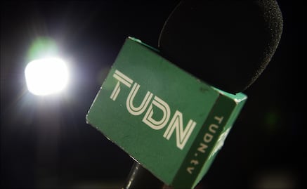 Excronista de TUDN sorprende a aficionados al narrar a partidos de la competencia