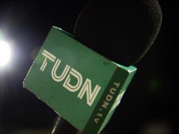 Excronista de TUDN sorprende a aficionados al narrar a partidos de la competencia