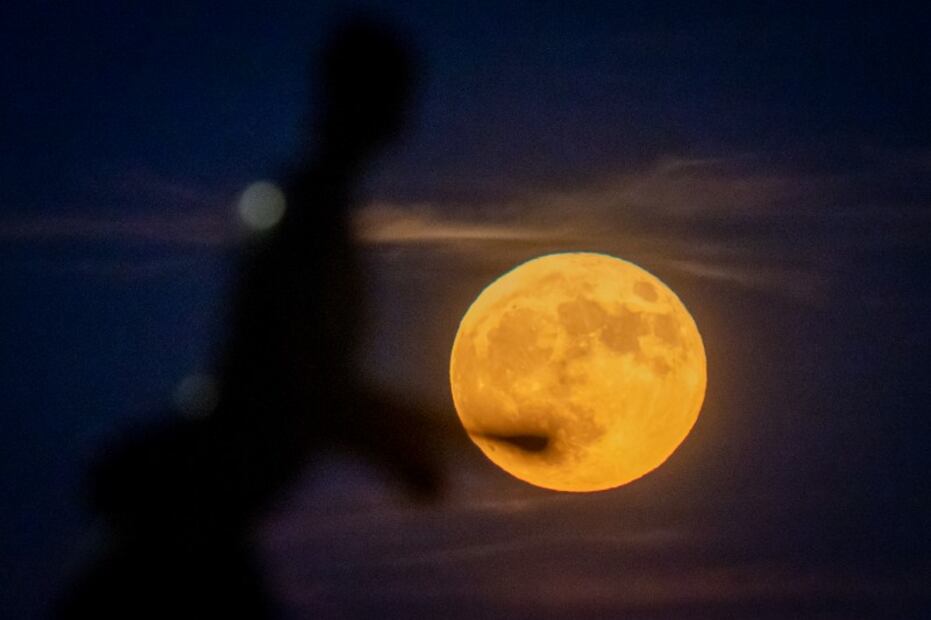 Así se vio la Superluna de fresa en el mundo