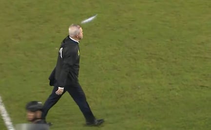 Javier Aguirre: el momento exacto en el que descalabraron a Javier con una lata de cerveza