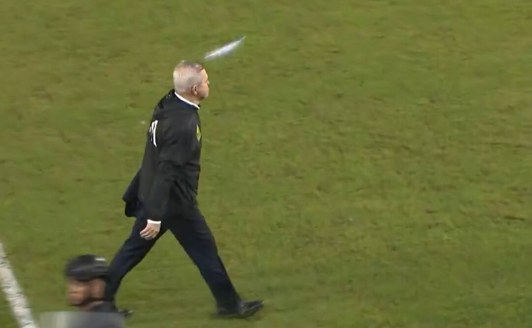 Javier Aguirre recibió un golpe con una lata de cerveza. Foto: Especial.