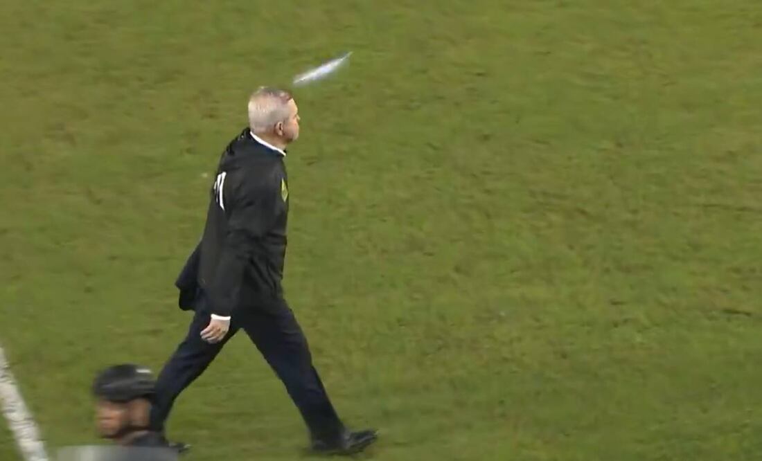 Javier Aguirre recibió un golpe con una lata de cerveza. Foto: Especial.
