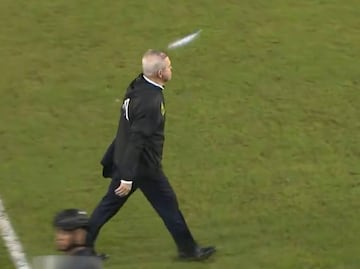 Javier Aguirre: el momento exacto en el que descalabraron a Javier con una lata de cerveza