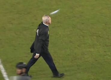 Javier Aguirre: el momento exacto en el que descalabraron a Javier con una lata de cerveza