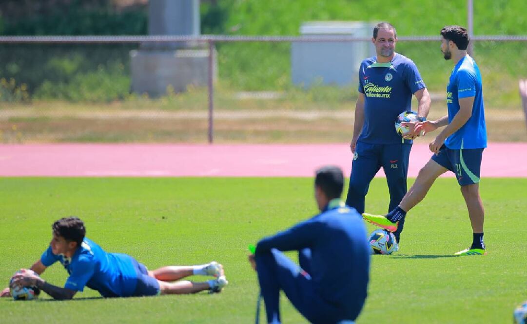 André Jardine charla con Henry Martín durante un entrenamiento de las Águilas. Foto: Imago7