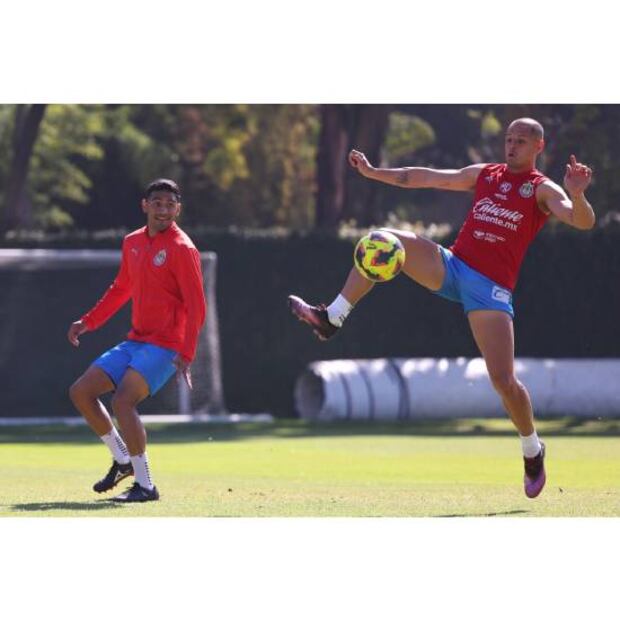 Chicharito Hernández ha estado trabajando sin problemas físicos con Chivas, pero no es titular. Foto: Especial