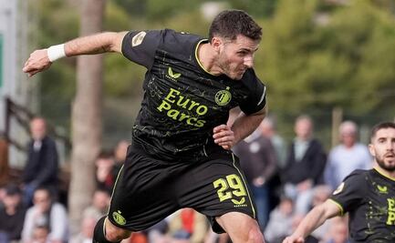 Santiago Giménez inició el año anotando gol con el Feyenoord... aunque se lo anularon por fuera de lugar