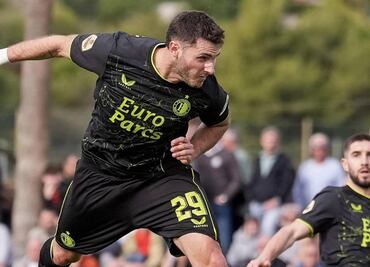 Santiago Giménez inició el año anotando gol con el Feyenoord... aunque se lo anularon por fuera de lugar