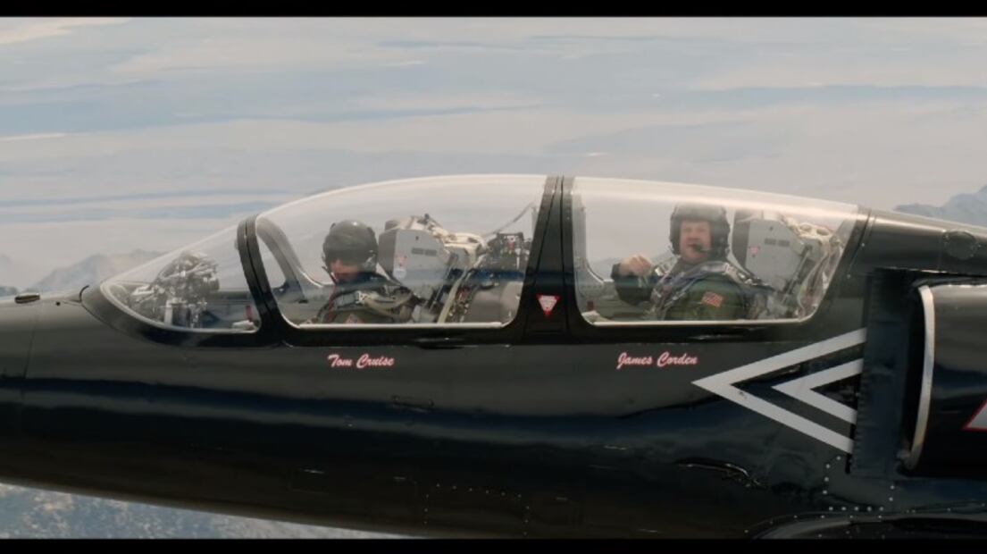 Tom Cruise lleva a volar a James Corden como en “Top Gun: Maverick”