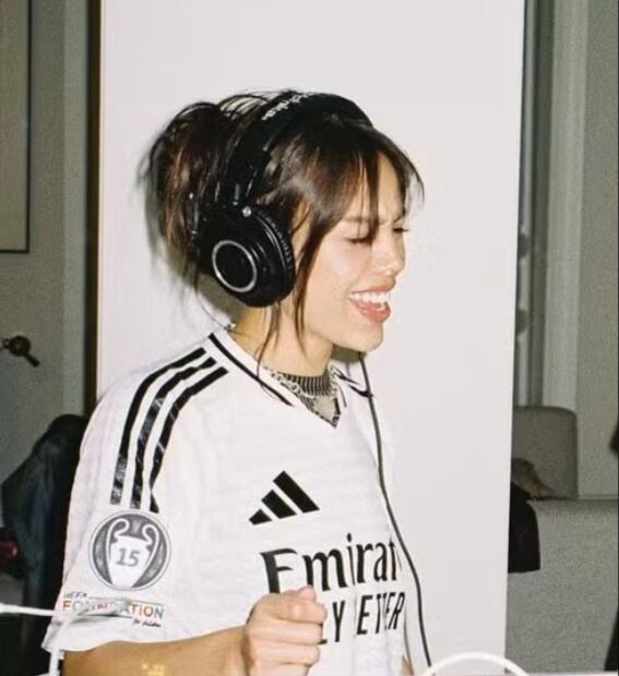 Danna Paola portando una playera del Real Madrid. FOTO: Especial