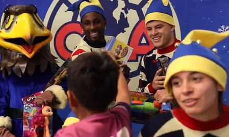 Los jugadores del América se 'transformaron' en Santa Claus para regalar juguetes
