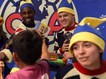 Los jugadores del América se 'transformaron' en Santa Claus para regalar juguetes