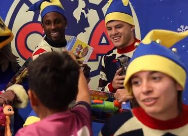 Los jugadores del América se 'transformaron' en Santa Claus para regalar juguetes