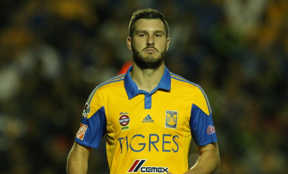 André Pierre analiza con la directiva su retiro. Foto: Imago7.