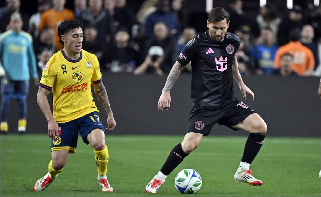 Lionel Messi controla el balón ante la marca de Alejando Zendejas. FOTO: EFE