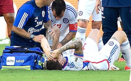 ¡Se encienden las alarmas en América! Diego Valdés salió de cambio con Chile debido a una lesión muscular