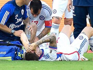 ¡Se encienden las alarmas en América! Diego Valdés salió de cambio con Chile debido a una lesión muscular