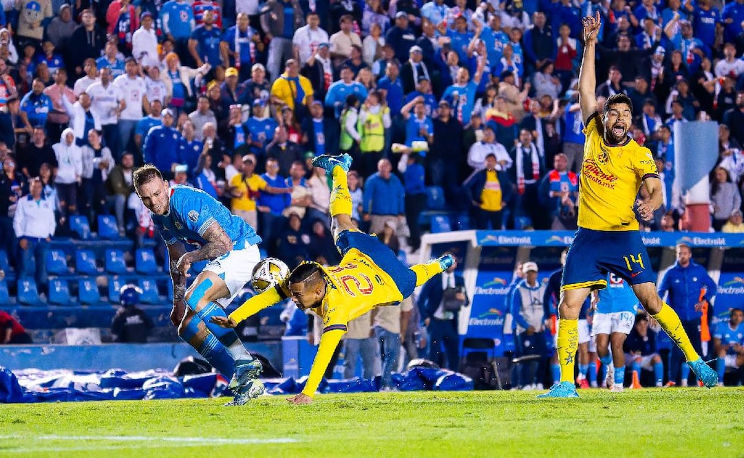 Rodolfo Rotondi le cometió el penalti al Chiquito Sánchez con el que América eliminó a Cruz Azul en el Ap. 2024. Foto: Imago7