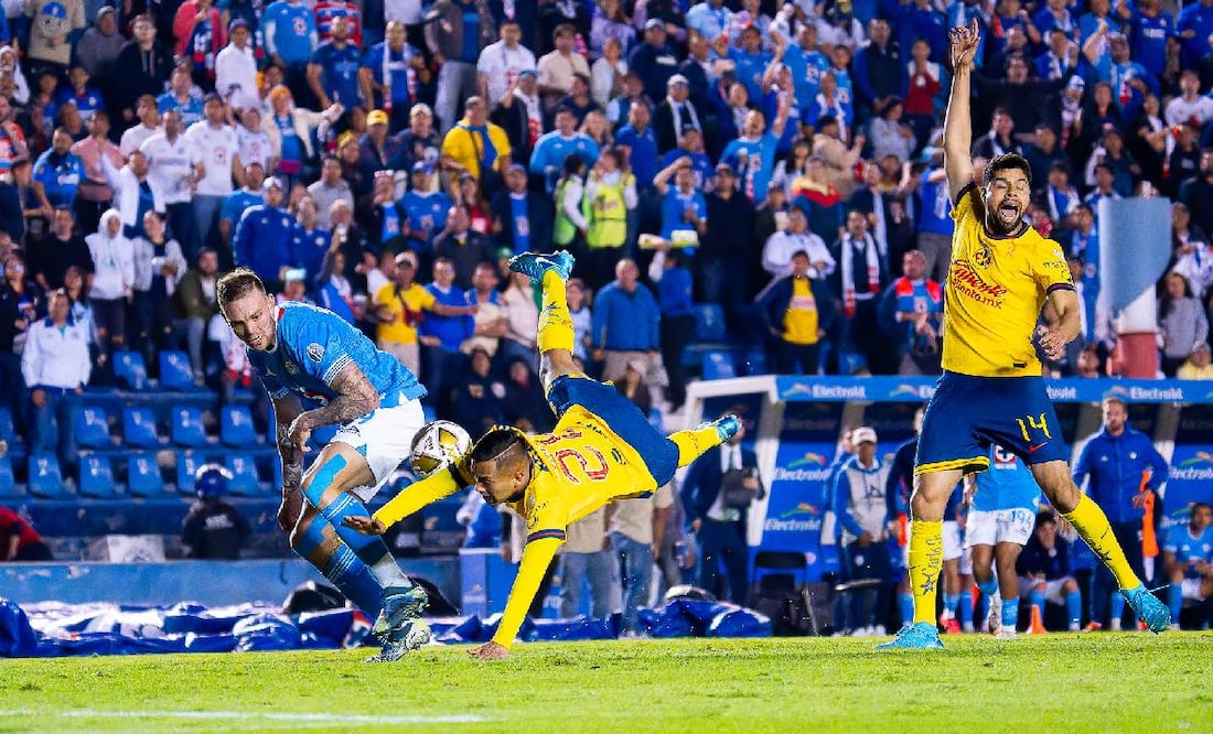 Rodolfo Rotondi le cometió el penalti al Chiquito Sánchez con el que América eliminó a Cruz Azul en el Ap. 2024. Foto: Imago7