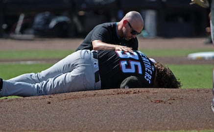 Video: Ryan Weathers, pitcher de Marlins, recibe fuerte pelotazo por parte de su catcher