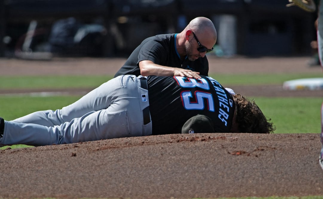 Ryan Weathers, pitcher de Marlins, recibe fuerte pelotazo por parte de su catcher / Foto: AFP