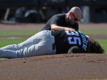 Video: Ryan Weathers, pitcher de Marlins, recibe fuerte pelotazo por parte de su catcher