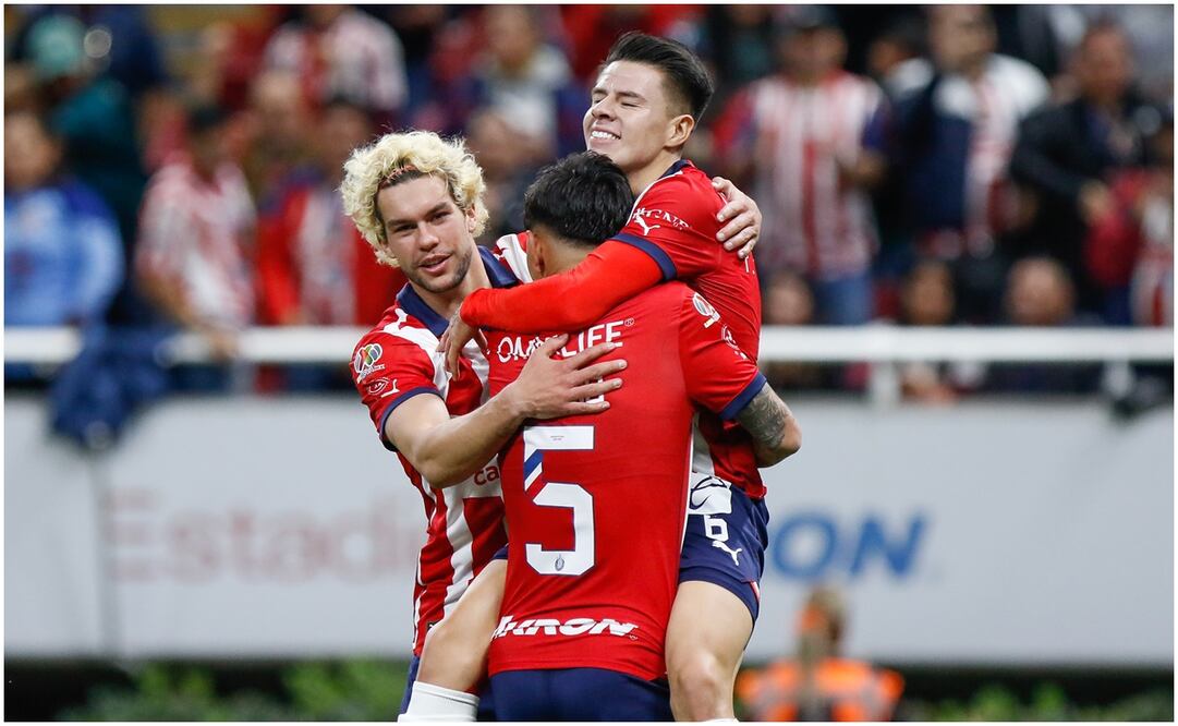 Pavel Pérez celebrando con Cade Cowell y 'Pocho' Guzmán su gol ante Toluca / FOTO: Imago7