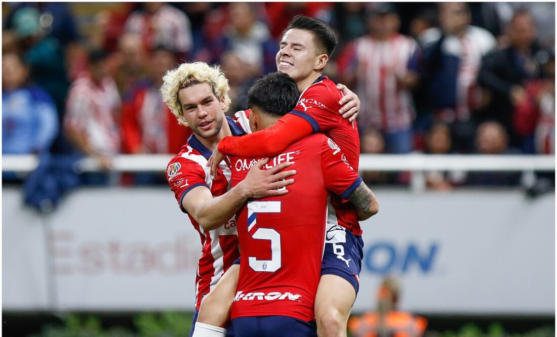 Pavel Pérez celebrando con Cade Cowell y 'Pocho' Guzmán su gol ante Toluca / FOTO: Imago7