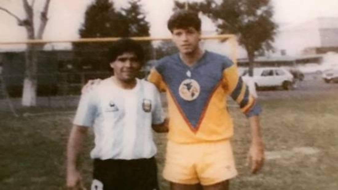 Maradona, junto a Peláez, en las instalaciones de Coapa. Foto: Especial