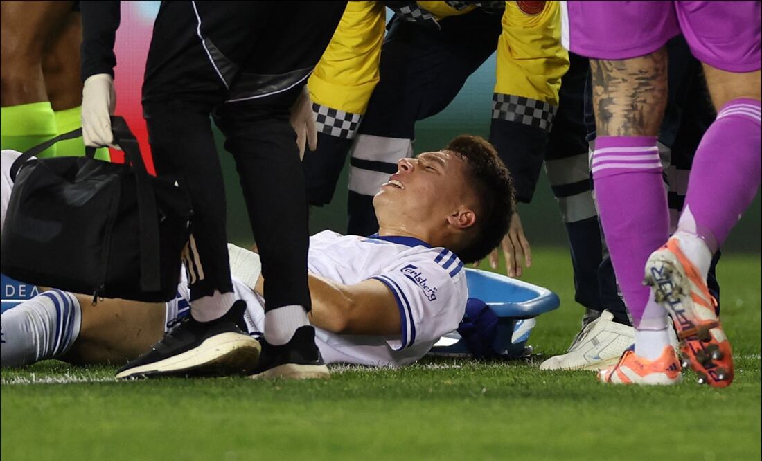 Rodrigo Huescas se duele tras lesionarse en el partido de Champions League entre Qarabag FC y el FC Copenhagen. FOTO: AFP