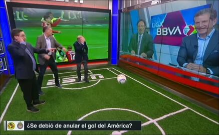 VIDEO: Ricardo Peláez casi provoca un accidente al patear un balón en el estudio de Futbol Picante