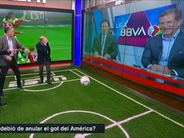 VIDEO: Ricardo Peláez casi provoca un accidente al patear un balón en el estudio de Futbol Picante