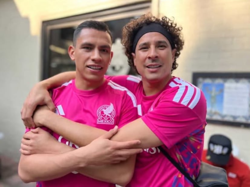 Luis Ángel Malagón y Guillermo Ochoa portan el nuevo uniforma de la Selección para el Mundial 2026. FOTO: @yosoy8a