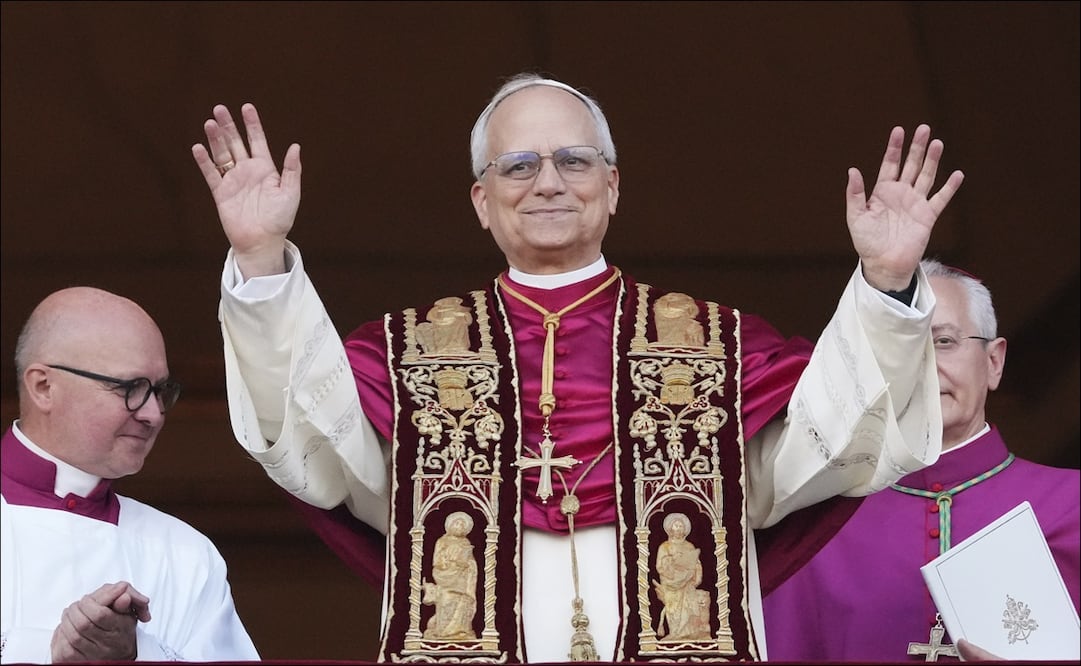 El Papa León XIV aparece en la logia central de la Basílica de San Pedro tras ser elegido como 267mo pontífice de la Iglesia católica, en el Vaticano | FOTO: AFP