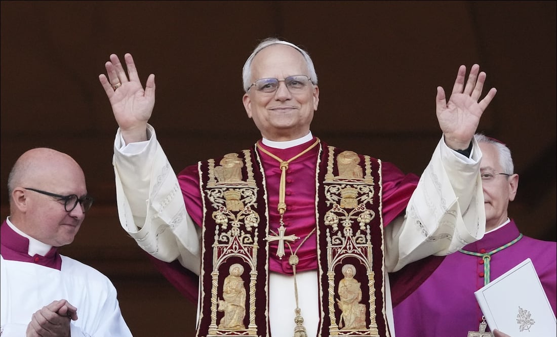 El Papa León XIV aparece en la logia central de la Basílica de San Pedro tras ser elegido como 267mo pontífice de la Iglesia católica, en el Vaticano | FOTO: AFP