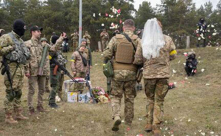 Soldados ucranianos se casan en medio de la guerra contra Rusia