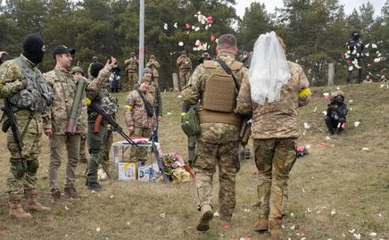 Soldados ucranianos se casan en medio de la guerra contra Rusia