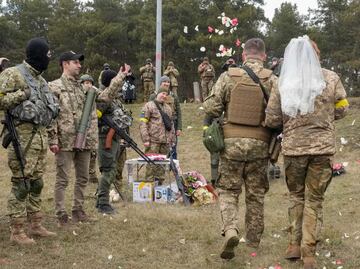 Soldados ucranianos se casan en medio de la guerra contra Rusia