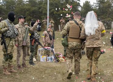 Soldados ucranianos se casan en medio de la guerra contra Rusia