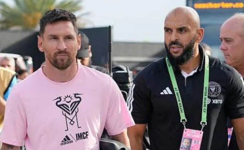 Yassine Cheuko junto a Messi. Fuente: Instagram @yassine_cheuko_fans