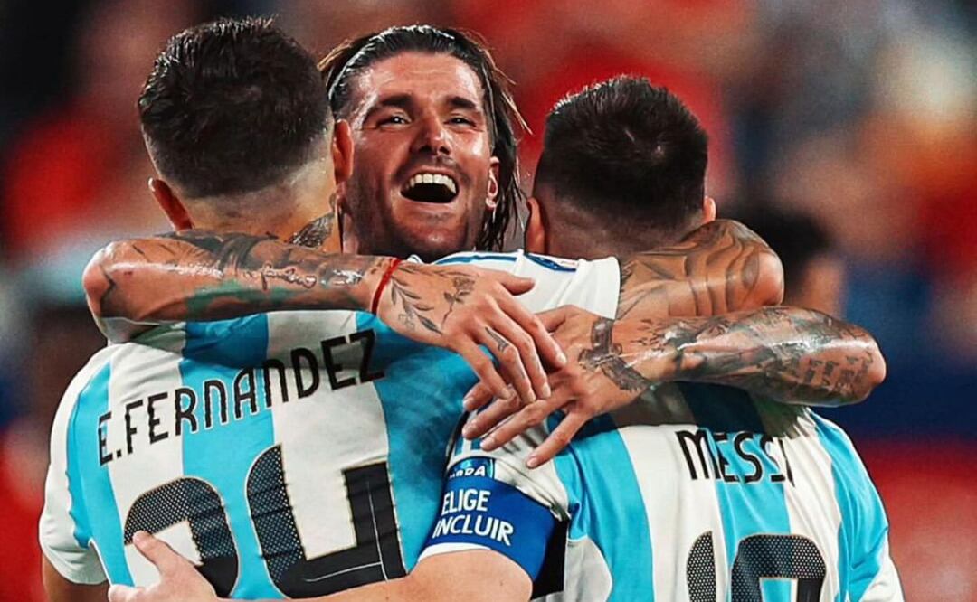 De Paul abraza a Fernández y Messi. Fuente: Instagram @rodridepaul