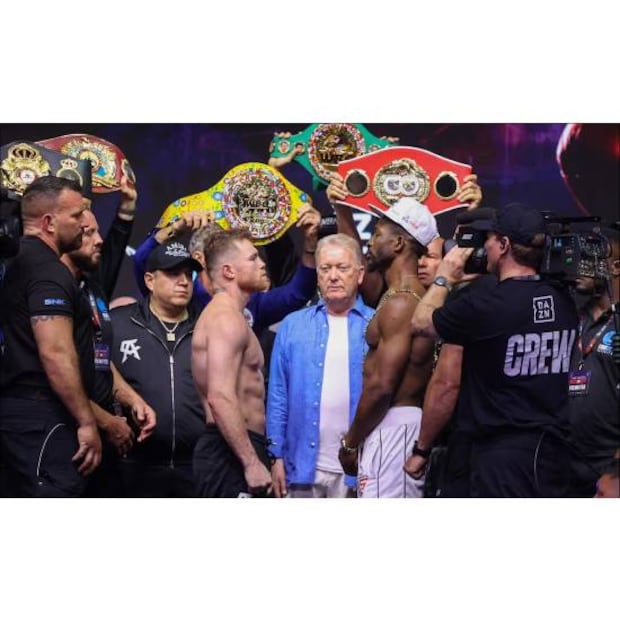 Canelo Álvarez y William Scullo cumplieron con la ceremonia del pesaje previo a su pelea en Arabia Saudita. Foto: Especial
