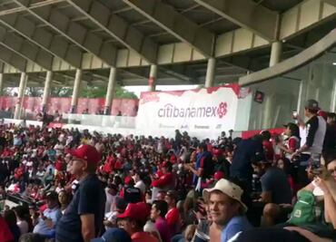 “Culpable o no” de Luismi a todo pulmón en un partido de béisbol
