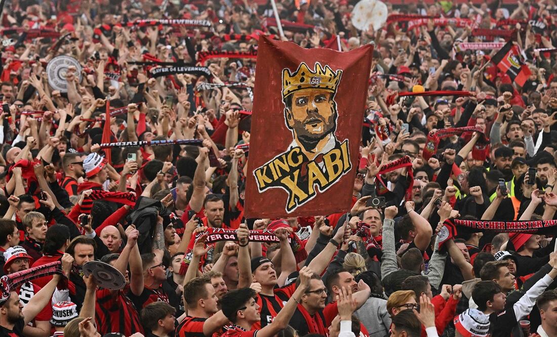 Aficionados del Bayer Leverkusen festejando el título conseguido este domingo / FOTO: EFE
