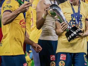 Venden en famoso tianguis un trofeo del América por ¡100 mil pesos!