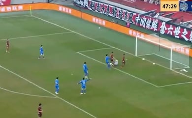 Insólita jugada en China tras anotar un gol con dos balones; ¿Qué decisión tomó el árbitro? 