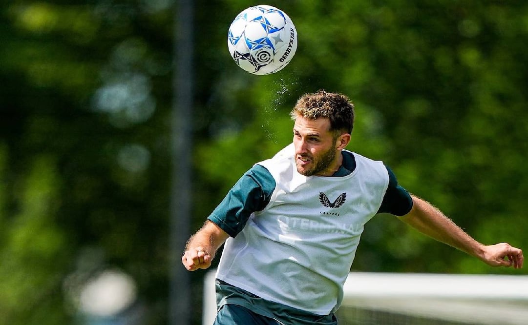 Nottingham Forest quiere a como dé lugar a Santiago Giménez. Foto: Especial