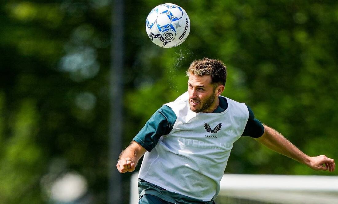 Nottingham Forest quiere a como dé lugar a Santiago Giménez. Foto: Especial