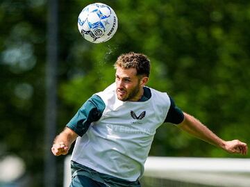 Nottingham Forest aumentó la oferta por Santiago Giménez para llevarlo a la Premier League