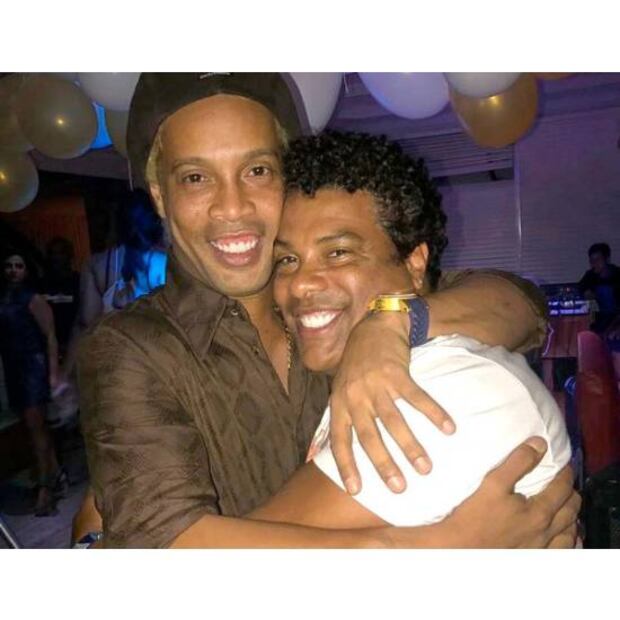 Ronaldinho depende mucho de su hermano y representante Roberto de Assis Moreira. Foto: Especial